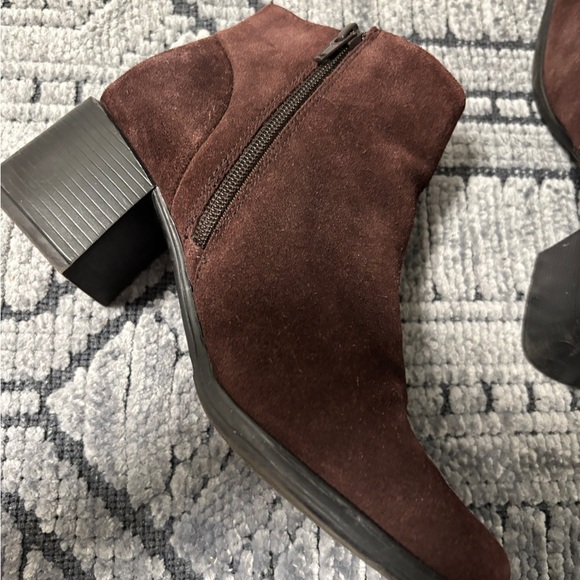 Women's Brown Suede Boots Size 8-1/5 - Picture 4 of 7